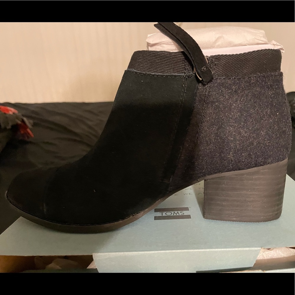 TOMS boots size 7